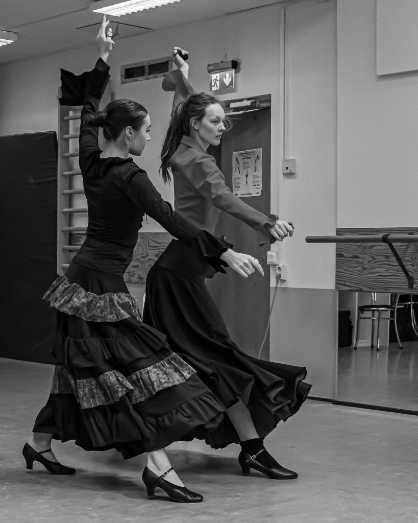 två kvinnliga dansare