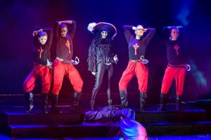 Fem personer poserar